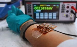 Cargar tu móvil con la energía de tu cuerpo (Interesting Engineering)