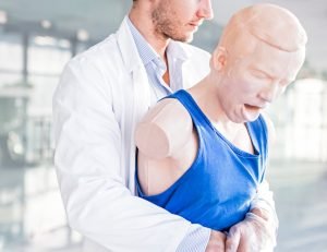 Maniobra de Heimlich: Guía Completa para Salvar Vidas en Casos de Atragantamiento